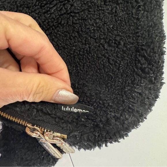 Lululemon Everywhere Fleece Belt Bag Black Gold Zipper Sherpa Crossbody - Picture 3 of 9